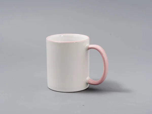 Кольорові чашки для сублімації в композиції на сірому фоні — стокове фото