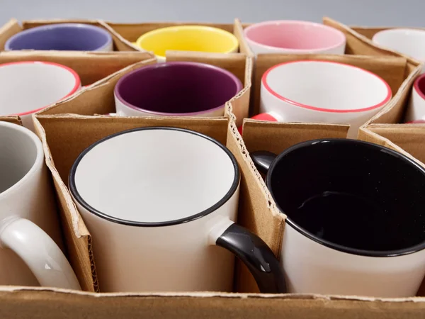 Цветные чашки для сублимации в составе на сером фоне — стоковое фото