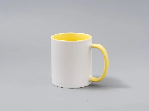 灰色の背景に構図の昇華のための色のカップ — ストック写真