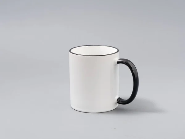 Кольорові чашки для сублімації в композиції на сірому фоні — стокове фото