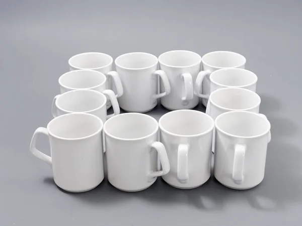 Белые чашки для сублимации в составе на сером фоне — стоковое фото