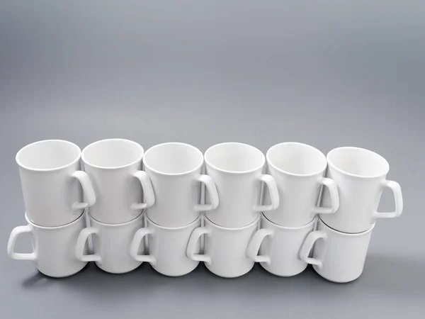Білі чашки для сублімації в композиції на сірому фоні — стокове фото