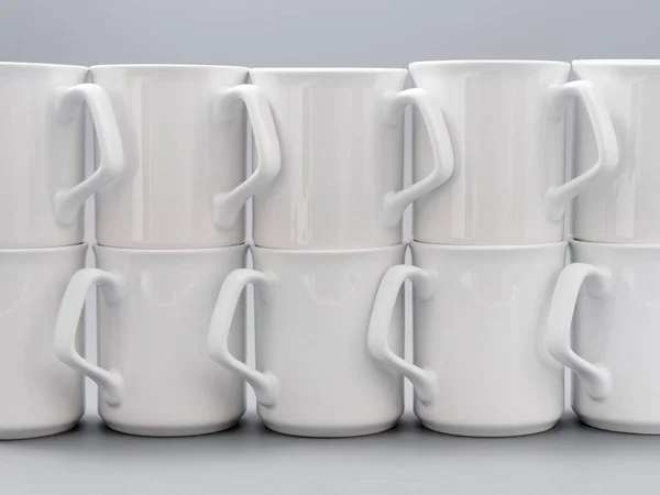 Tazas blancas para la sublimación en composición sobre un fondo gris — Foto de Stock