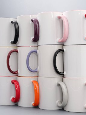 Gri arkaplandaki kompozisyonda süblimleşme için renkli bardaklar