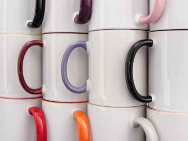 Gri arkaplandaki kompozisyonda süblimleşme için renkli bardaklar