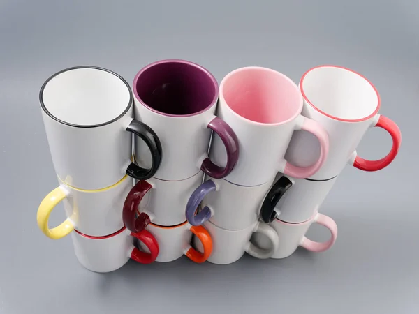 Tasses colorées pour la sublimation dans la composition sur un fond gris — Photo