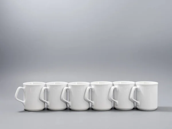 Weiße Tassen zur Sublimation in Komposition auf grauem Hintergrund — Stockfoto