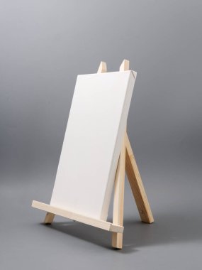 Gri arka planda ahşap masadan yapılmış sehpa