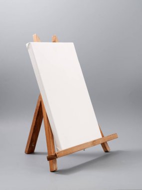 Gri arka planda ahşap masadan yapılmış sehpa