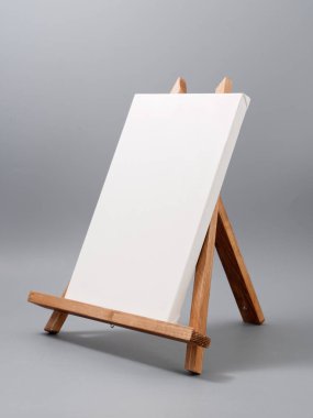 Gri arka planda ahşap masadan yapılmış sehpa