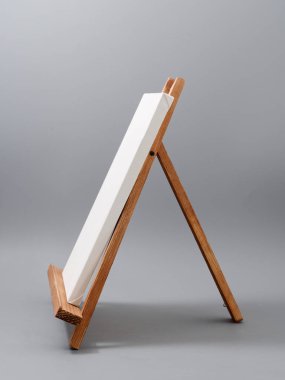 Gri arka planda ahşap masadan yapılmış sehpa