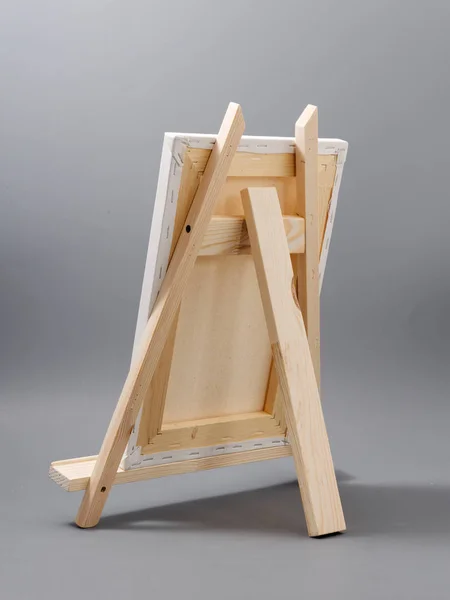 Caballete de mesa de madera sobre fondo gris — Foto de Stock