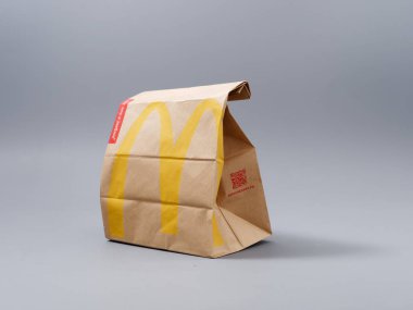 Gomel, Belarus - 3 Şubat 2020: Mac Donalds tarafından fast food paketleri