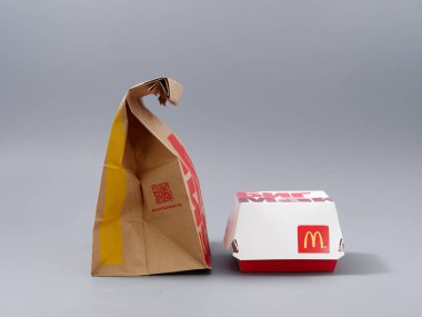 Gomel, Belarus - 3 Şubat 2020: Mac Donalds tarafından fast food paketleri