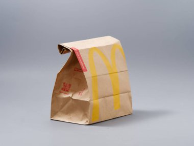Gomel, Belarus - 3 Şubat 2020: Mac Donalds tarafından fast food paketleri