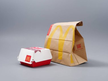 Gomel, Belarus - 3 Şubat 2020: Mac Donalds tarafından fast food paketleri