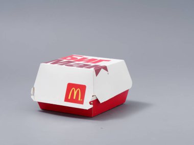 Gomel, Belarus - 3 Şubat 2020: Mac Donalds tarafından fast food paketleri