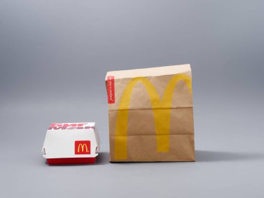 Gomel, Belarus - 3 Şubat 2020: Mac Donalds tarafından fast food paketleri