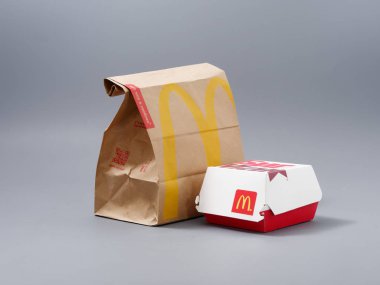 Gomel, Belarus - 3 Şubat 2020: Mac Donalds tarafından fast food paketleri