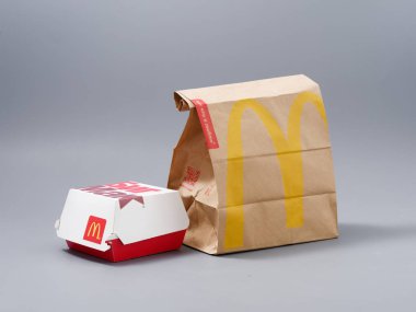 Gomel, Belarus - 3 Şubat 2020: Mac Donalds tarafından fast food paketleri