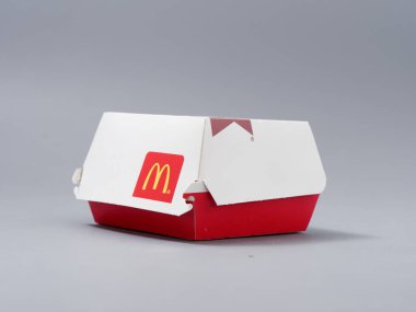 Gomel, Belarus - 3 Şubat 2020: Mac Donalds tarafından fast food paketleri