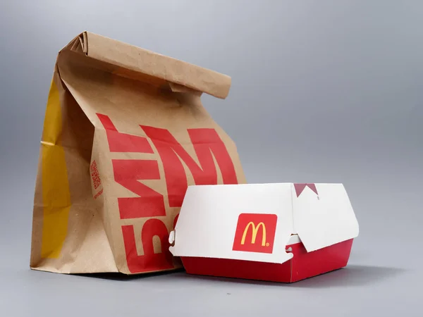 Gomel, Belarus - 3 Şubat 2020: Mac Donalds tarafından fast food paketleri
