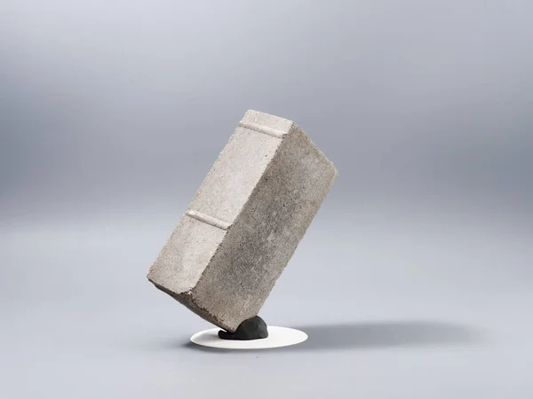 Baldosa de la acera una pieza sobre un fondo gris — Foto de Stock