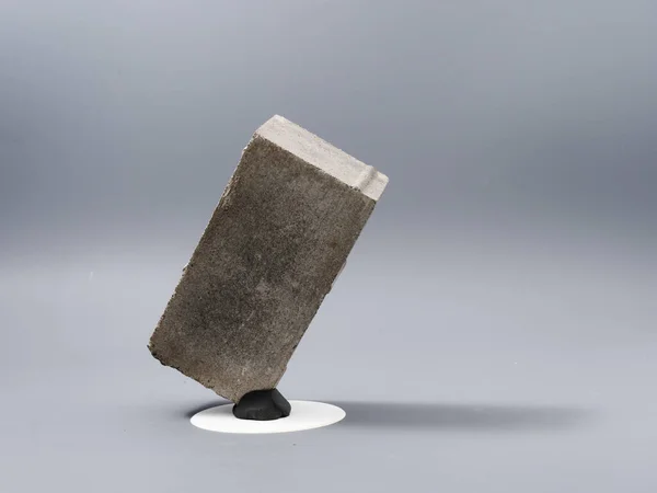 Baldosa de la acera una pieza sobre un fondo gris — Foto de Stock