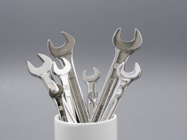 Gri arkaplandaki otomatik tamir anahtarları