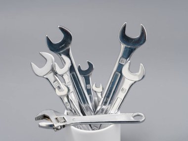 Gri arkaplandaki otomatik tamir anahtarları