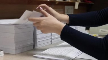 yalan makinesi. Kitapçıkların ve broşürlerin elle montajı 2020