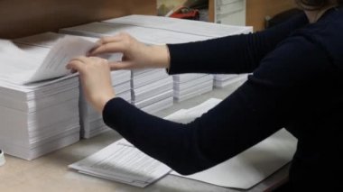 yalan makinesi. Kitapçıkların ve broşürlerin elle montajı 2020