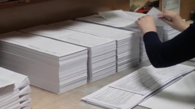 yalan makinesi. Kitapçıkların ve broşürlerin elle montajı 2020