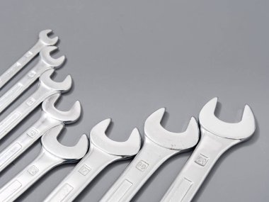 Gri arkaplandaki otomatik tamir anahtarları