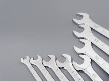 Gri arkaplandaki otomatik tamir anahtarları