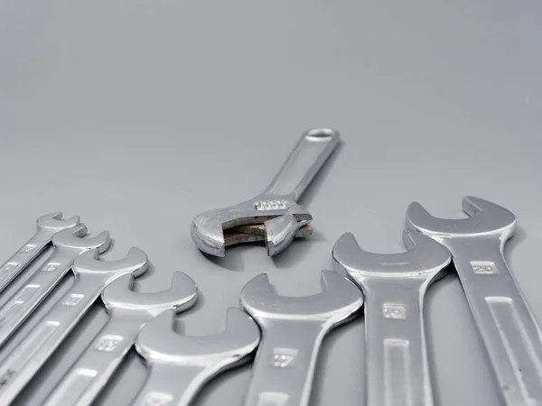 Автоматичні ремонтні ключі на сірому фоні — стокове фото