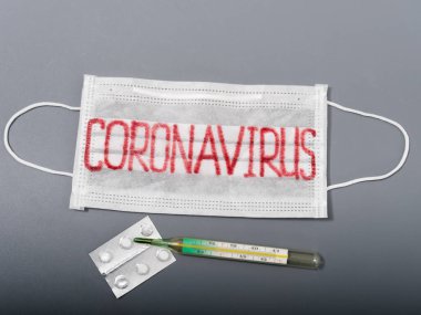 Gri arka planda antiviral yüz maskesi. Koronavirüs salgını.