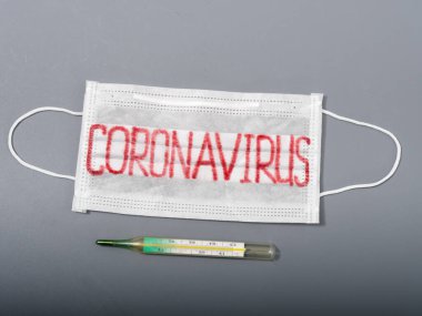 Gri arka planda antiviral yüz maskesi. Koronavirüs salgını.