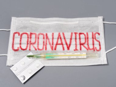 Gri arka planda antiviral yüz maskesi. Koronavirüs salgını.