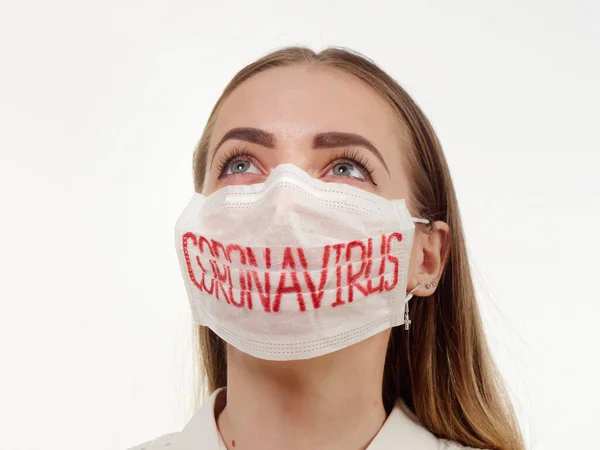 Противовирусная маска на сером фоне. Эпидемия коронавируса . — стоковое фото