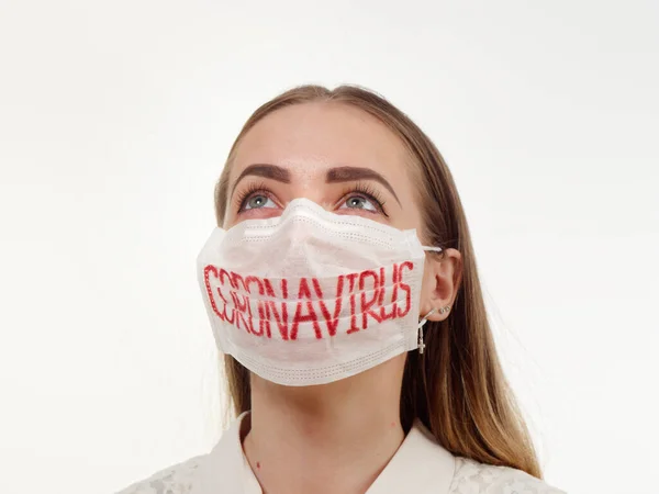 Gri arka planda antiviral yüz maskesi. Koronavirüs salgını.