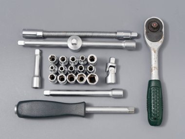 Gri arkaplandaki otomatik tamir anahtarları