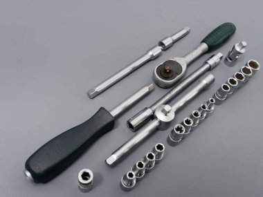 Gri arkaplandaki otomatik tamir anahtarları