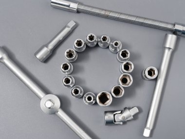 Gri arkaplandaki otomatik tamir anahtarları