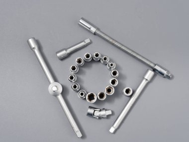 Gri arkaplandaki otomatik tamir anahtarları