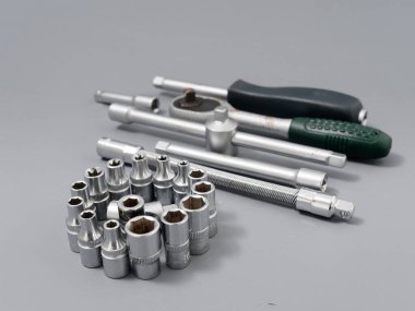 Gri arkaplandaki otomatik tamir anahtarları