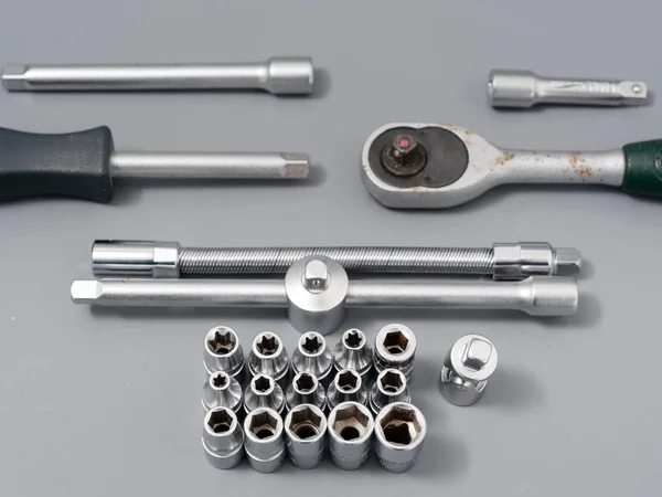 Auto-Reparaturschlüssel auf grauem Hintergrund — Stockfoto