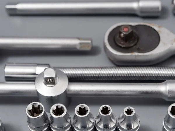 Auto reparation skiftnycklar på en grå bakgrund — Stockfoto