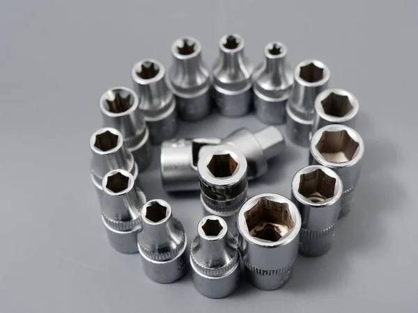 Auto-Reparaturschlüssel auf grauem Hintergrund — Stockfoto