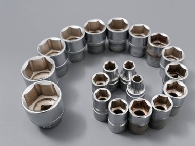 Gri arkaplandaki otomatik tamir anahtarları